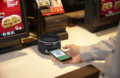 顧客正在使用二維碼掃描設備進行付款 顧客正在使用二維碼掃描設備進行付款